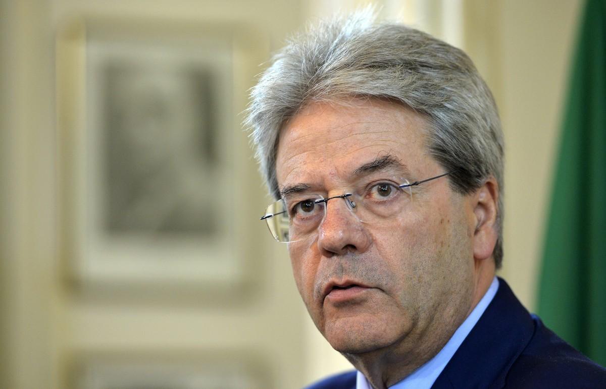 BEI10. Beirut (Lebanon), 14/07/2015.- (FILE) A file picture dated 14 July 2015 shows Italian Foreign Minister, Paolo Gentiloni, during a press conference at the Foreign Ministry in Beirut, Lebanon. According to news reports on 11 December 2016, Gentiloni was appointed new Italian Prime Minister after Matteo Renzi had resigned following a referendum. (Líbano, Italia) EFE/EPA/WAEL HAMZEH