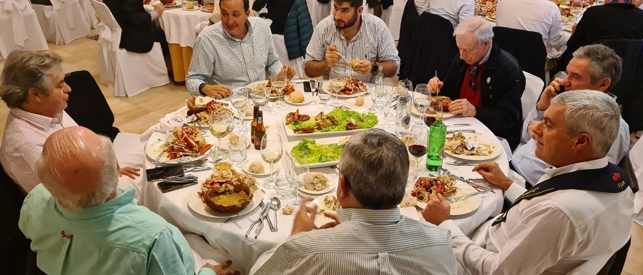 Tras la exitosa comida de cofrades (en la foto), el XXX Capítulo de la Cofradía do Centolo Larpeiro se celebra el sábado. Incluye concentración de cofrades, desfile cívico, nombramiento de Damas y Caballeros y almuerzo de confraternidad.