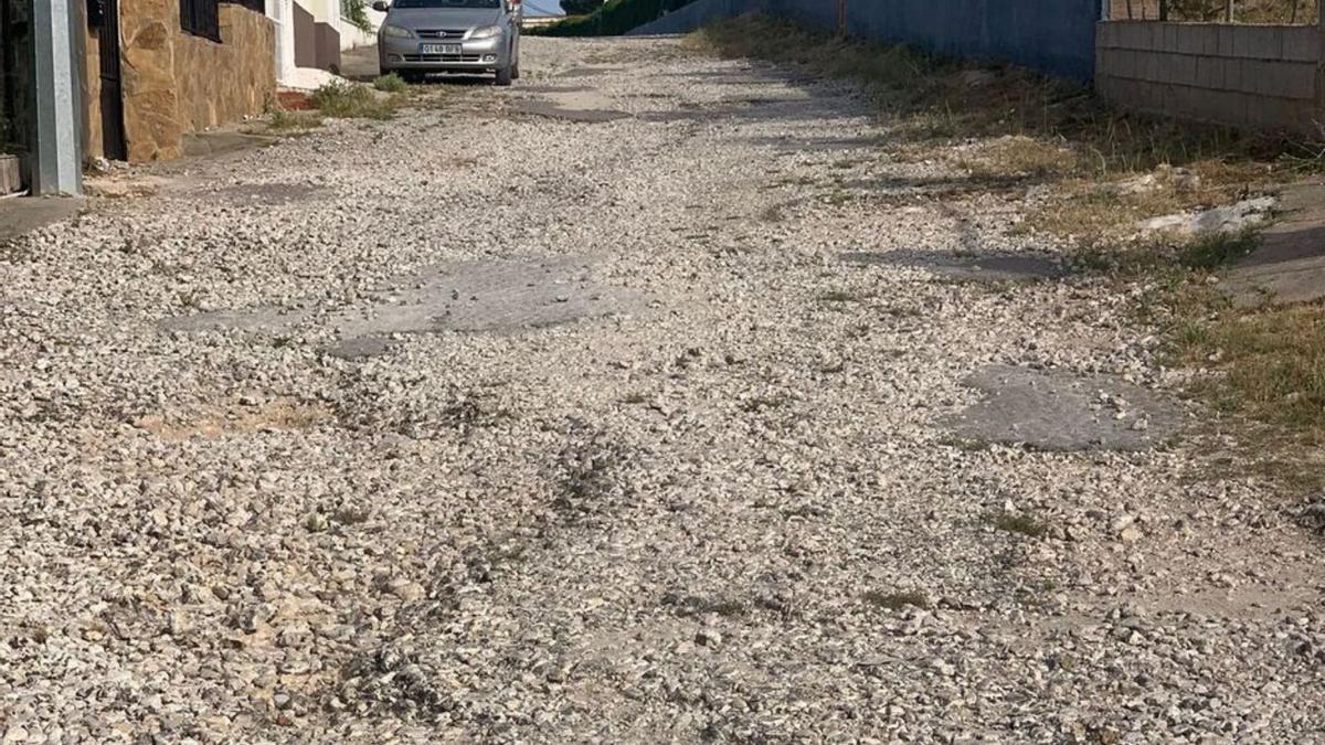 Maleza acumulada en la urbanización de Masies, en Moncada. | L-EMV