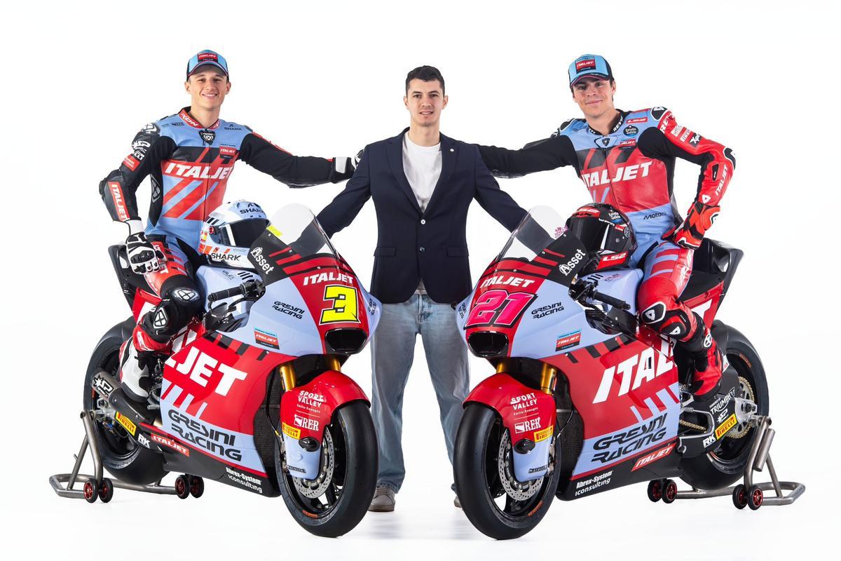 Sergio García Dols y Alonso López, con la moto de Gresini Racing.