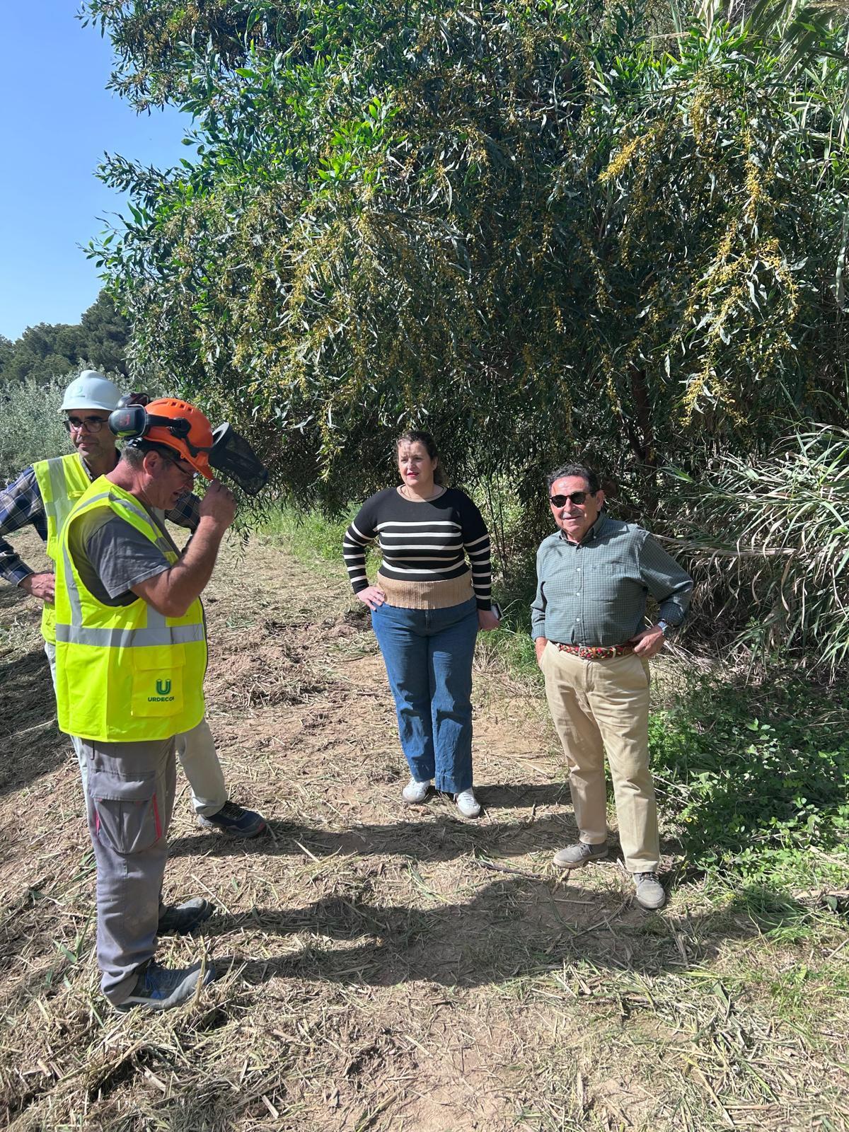 Los ediles Noelia Grao y Manuel Mestre se desplazan a uno de los puntos donde se están acometiendo las labores de limpieza