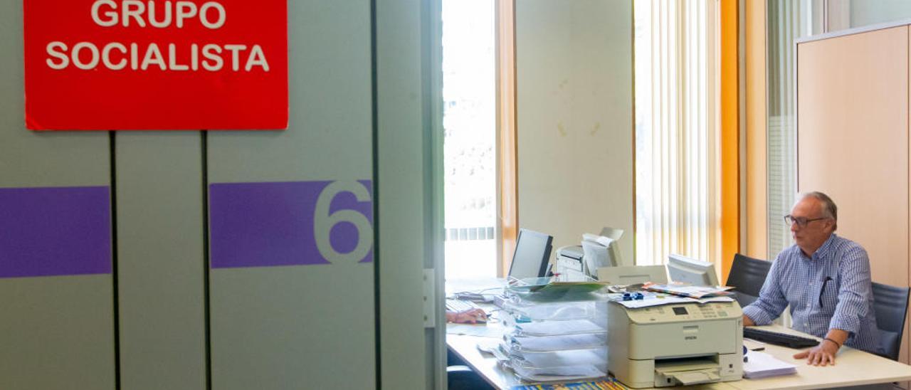 Navarro, este lunes, en uno de los despachos del PSOE de Benidorm.
