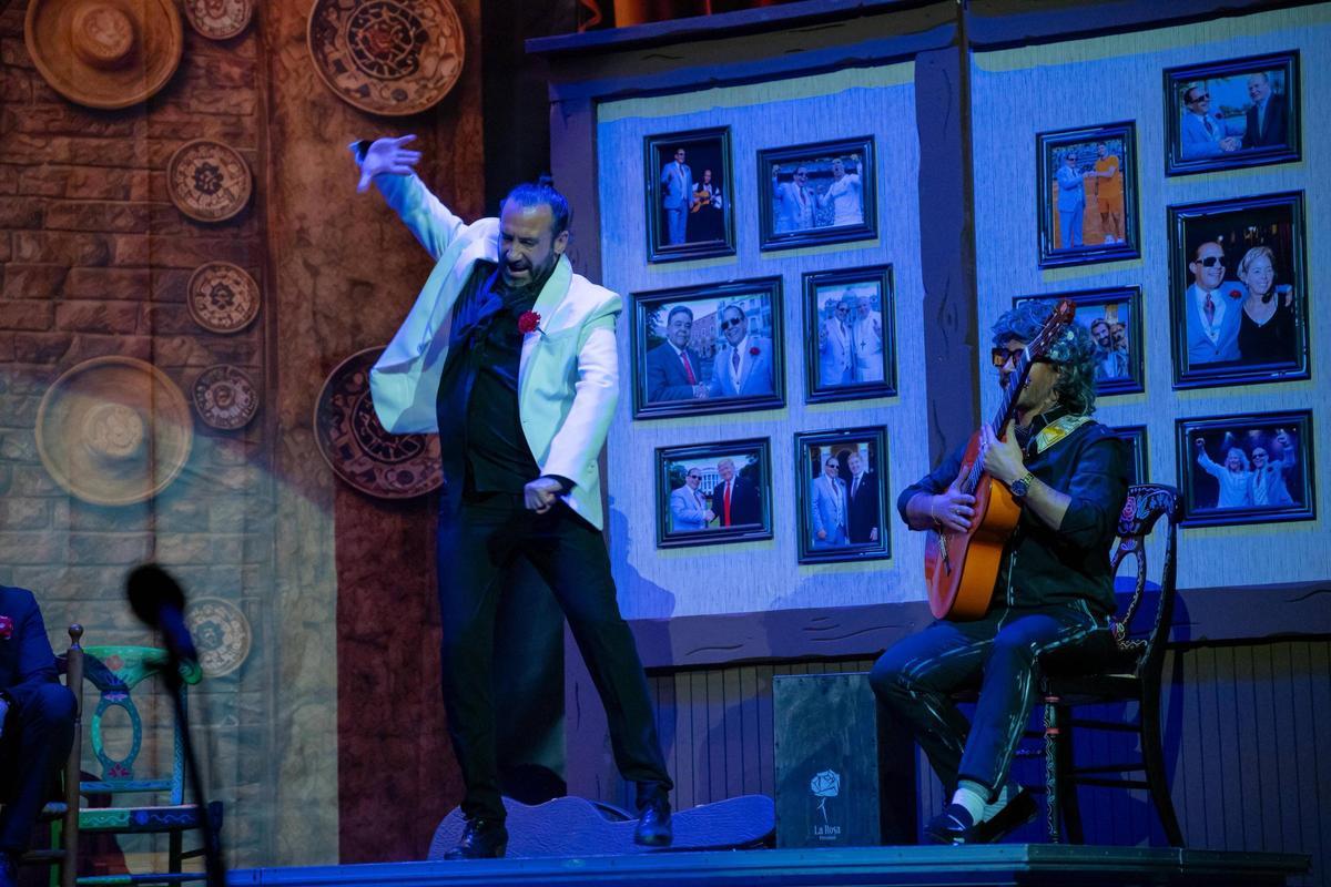 Jesús Ortega durante su cameo en la actuación de A Contragolpe en la primera preliminar del Comba 2026.