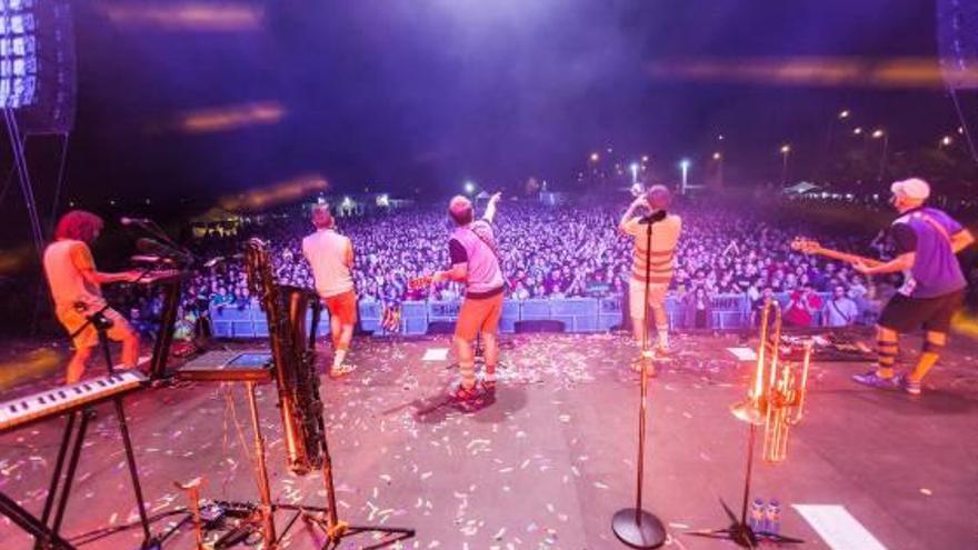 Miles de personas en el concierto alcireño del 9 d&#039;Octubre.