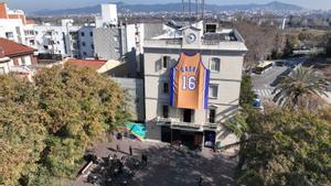 Una imagen de la camiseta gigante que cuelga en el Ayuntamiento de Sant Boi