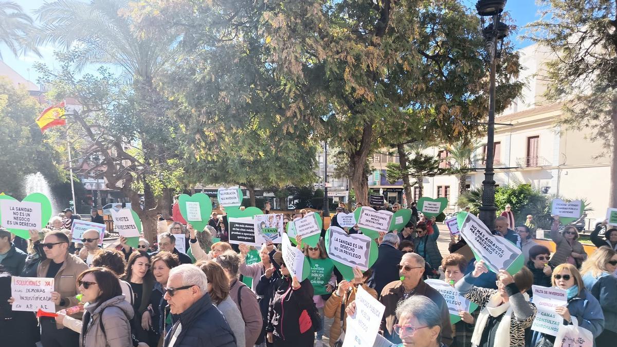 Una concentración denuncia el "colapso" sanitario del departamento de salud de Torrevieja y reclama inversiones y medios