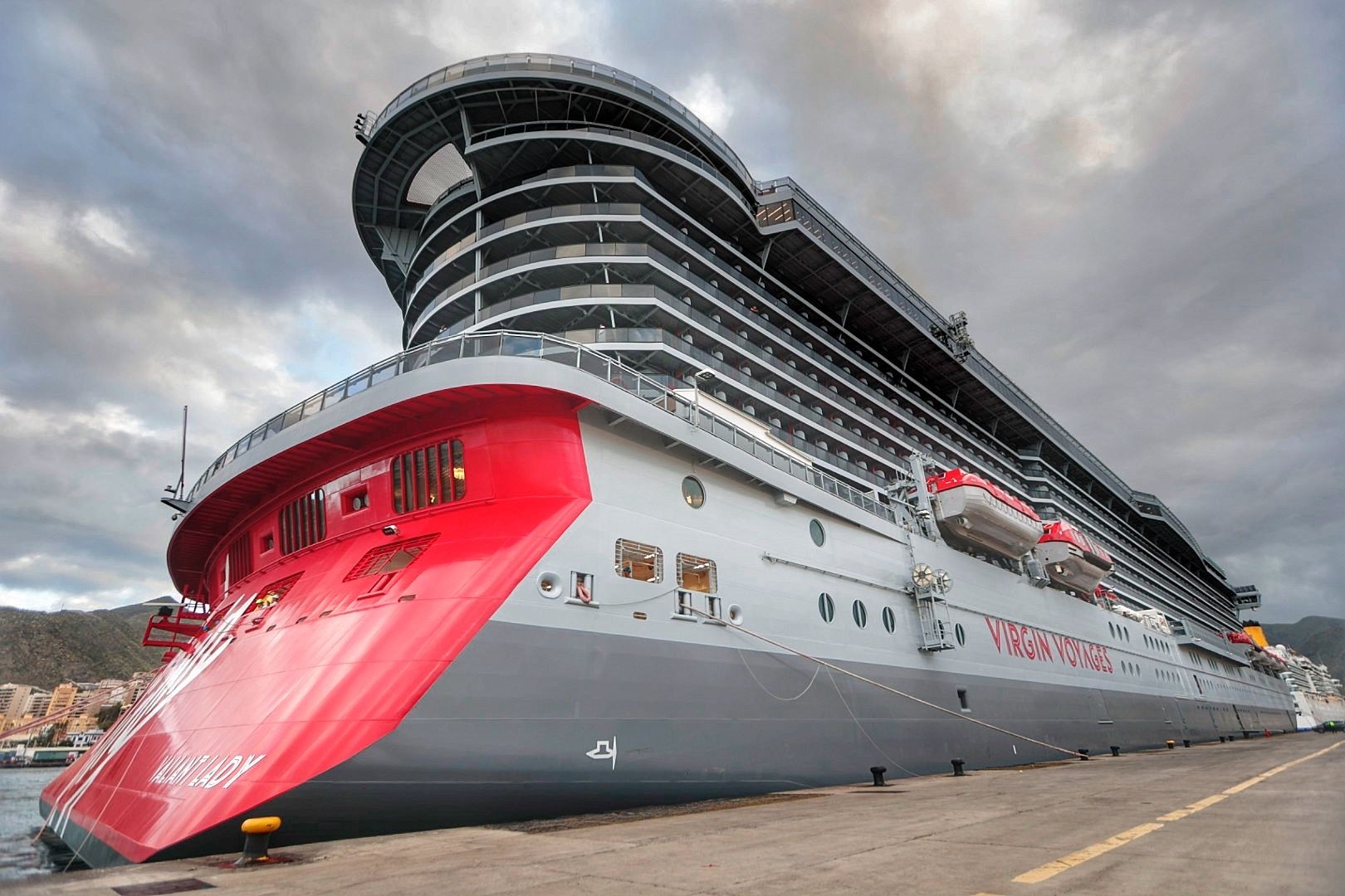 Llegada del crucero 'Valiant Lady' al puerto de Santa Cruz de Tenerife