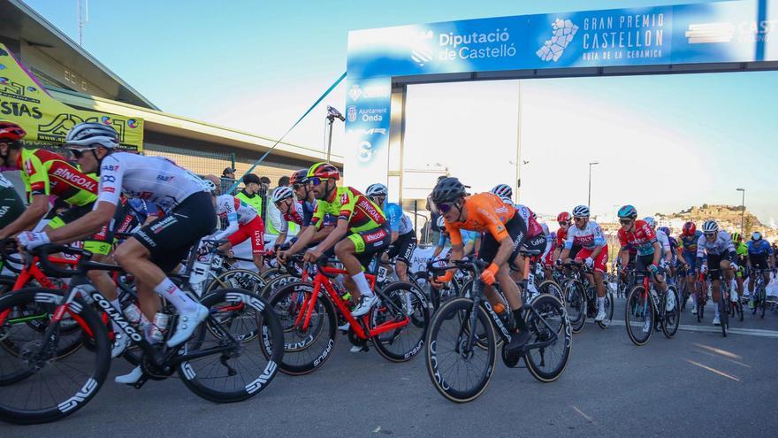 Un grupo de ciclistas en la primera edición del Gran Premio Castellón-Ruta de la Cerámica.