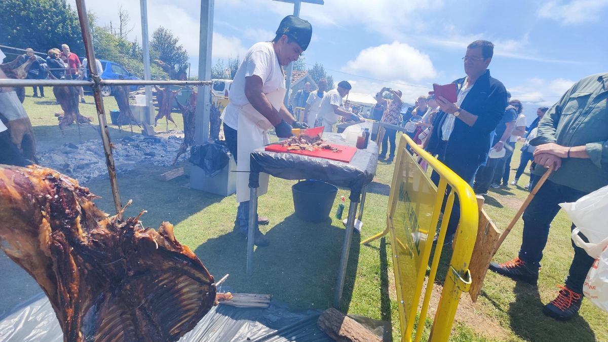 Fiesta del corderu en el prau Llagüezos