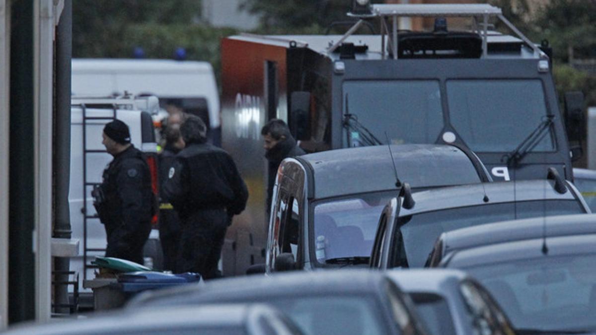 Agentes de las fuerzas de élite francesas, ante el edificio donde se ha atrincherado Mohamed Merah, este jueves.