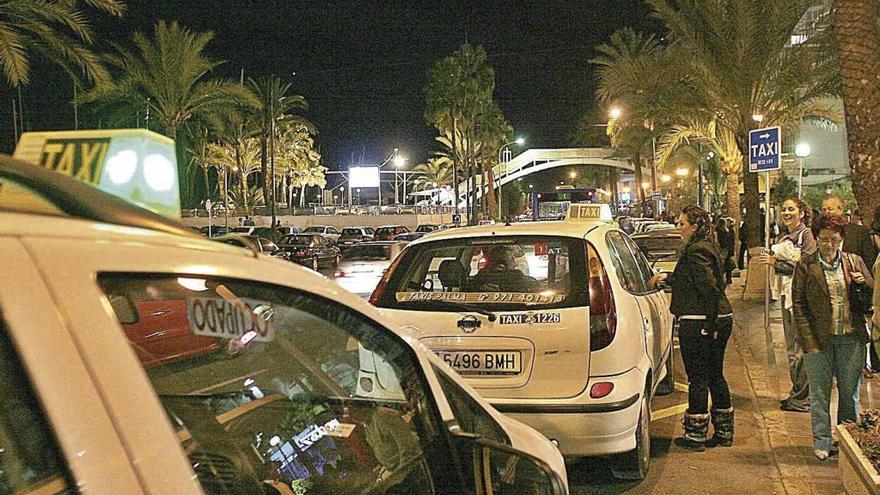 Taxis en el Paseo Marítimo, donde los atracadores subieron al vehículo de la víctima.
