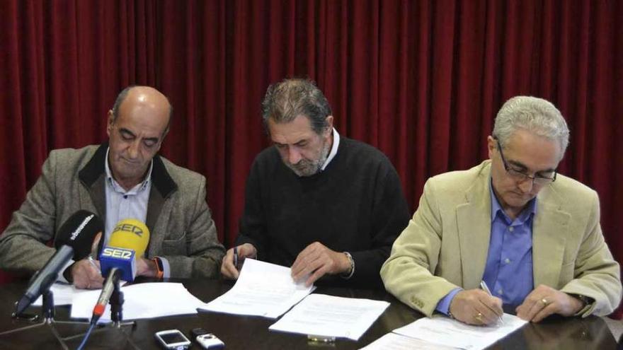 Quintanilla (C´s), Dúo (PP) y Gallego (UPL) durante la firma del convenio, ayer.