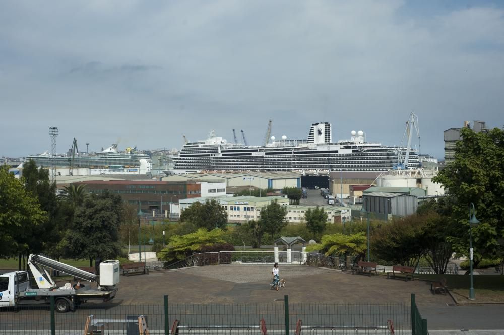 La ciudad registra un nuevo récord de visitantes, entre turistas y tripulación, con el atraque de 'Independence of the Seas', 'Koningsdam' y 'Mein Schiff' en el puerto de A Coruña.