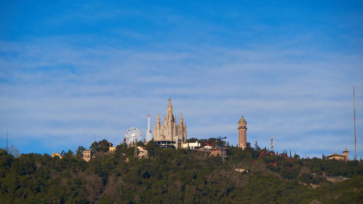 Perfil de Tibidabo con la iglesia de Sagrat Cor
