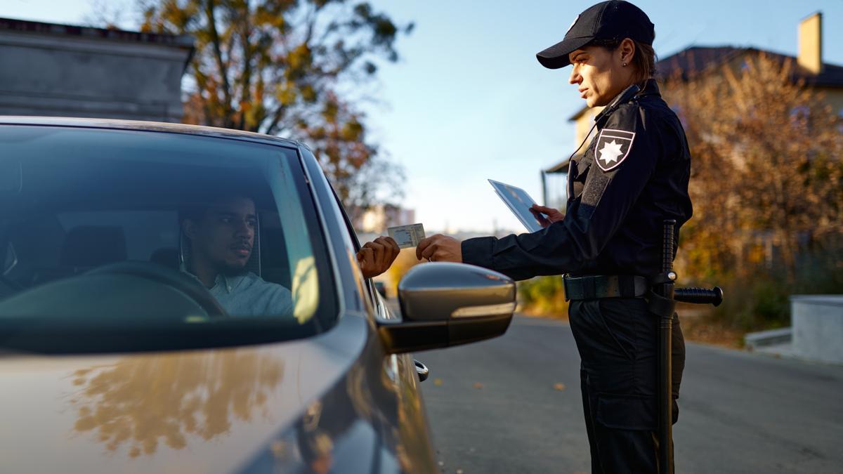 ¡Adiós a las multas de la DGT por olvidar tu carnet! Descubre cómo