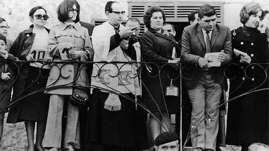 Magdalena Mulet, en el centro, durante un acto institucional.