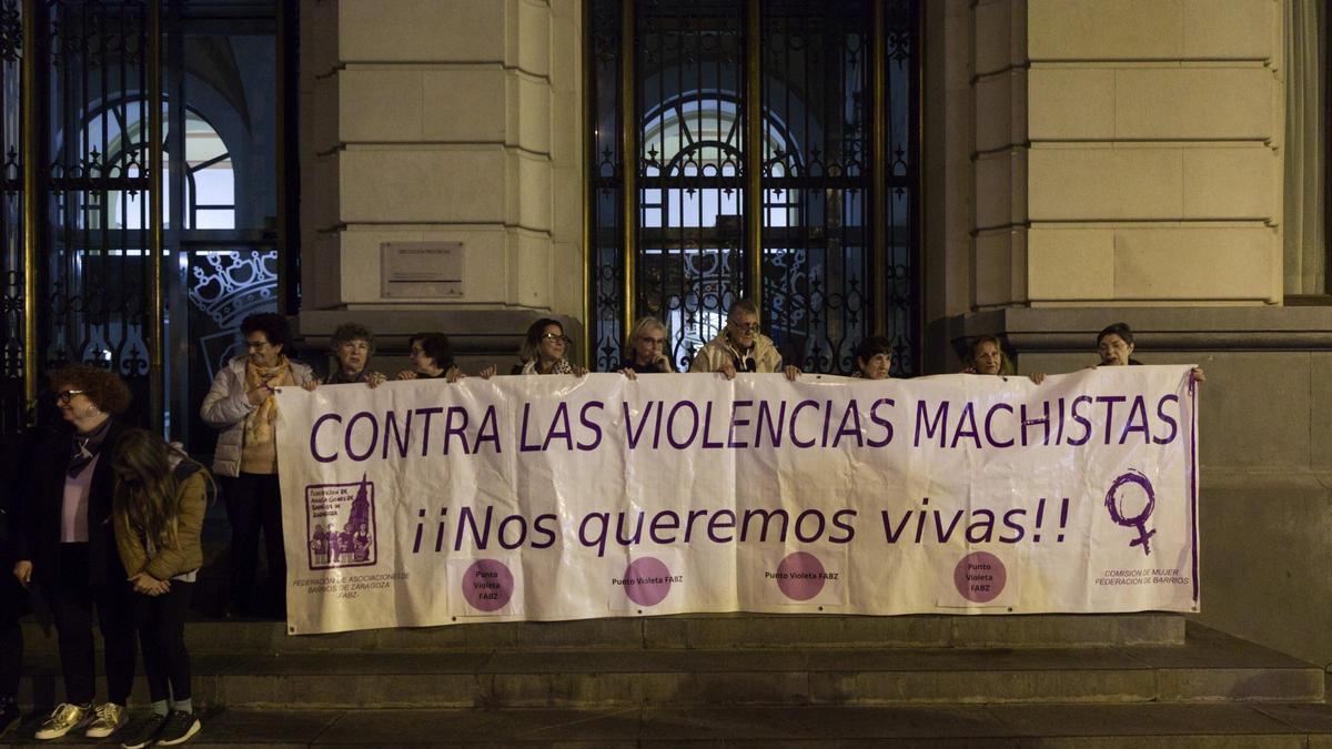 Imagen de una concentración en Zaragoza en contra de la violencia machista.