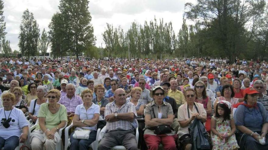 Encuentro de jubilados de la provincia celebrado en una pasada edición junto al río Tera en Camarzana.