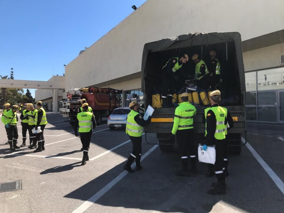 Efectivos de la UME en labores de desinfectación en el Aeropuerto de Málaga.