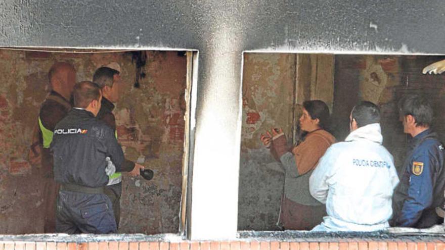 La mujer rescatada durante la reconstrucción policial de los hechos.