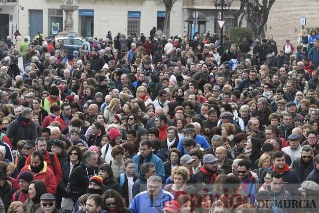 Los romeros acompañan a la Santa pese al frío.