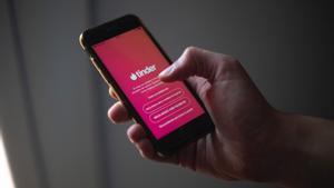 Aplicaciones como Tinder incentivan la vacunación