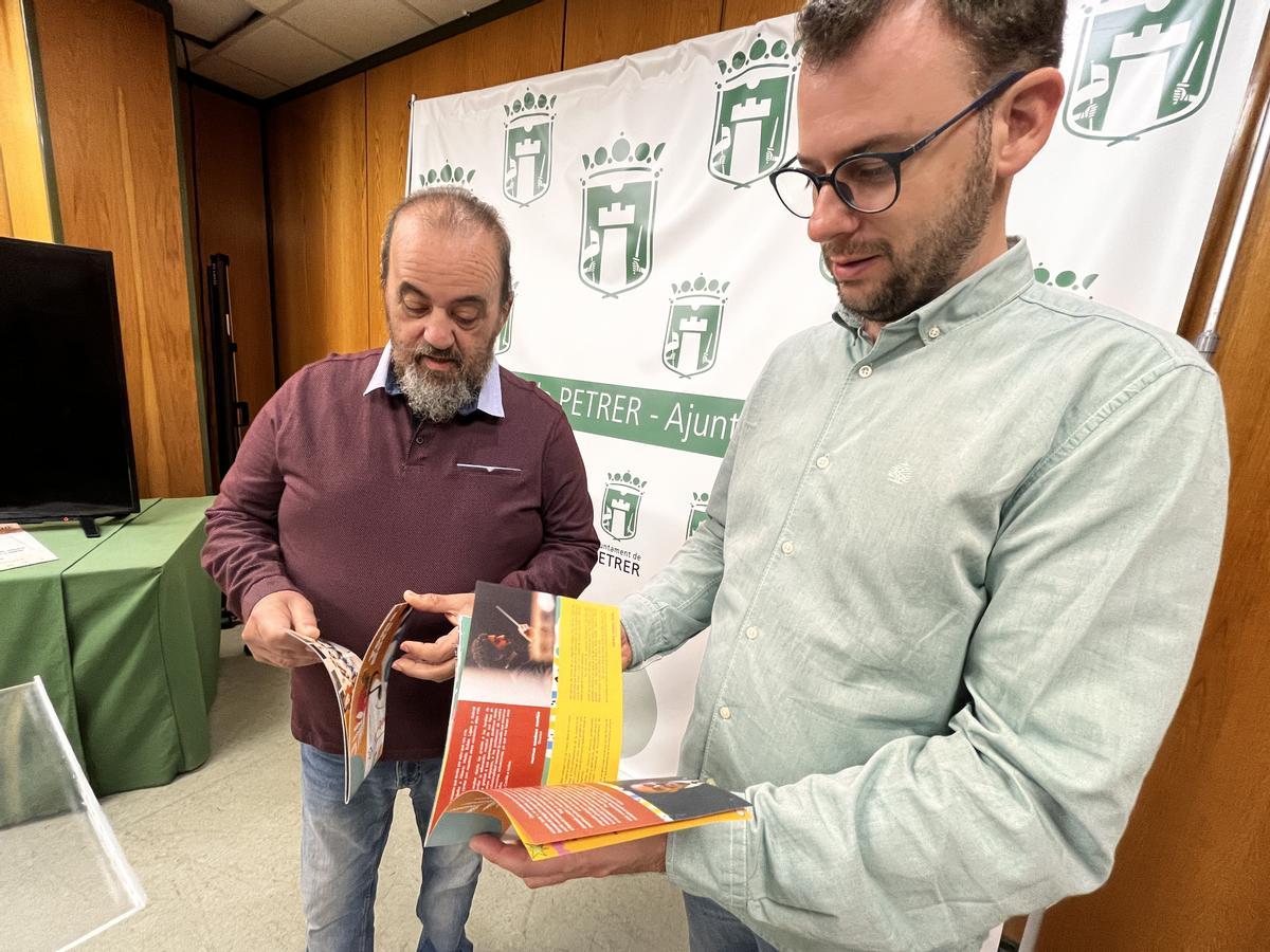 El concejal de Cultura con el presidente de la banda de música Virgen del Remedio durante la presentación de los actos por Santa Cecilia.