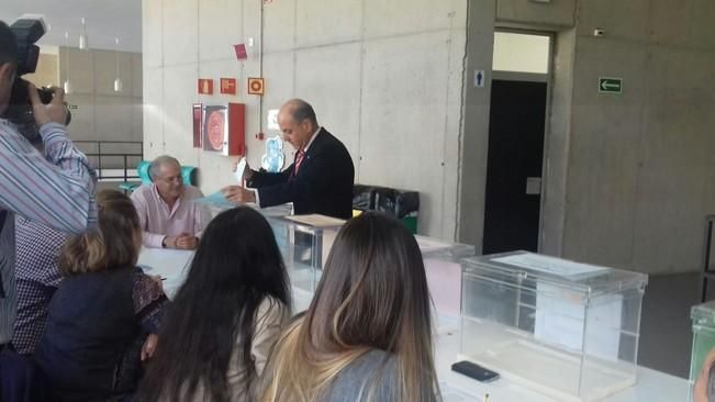 El candidato Alberto Montoya ejerce su derecho al voto.