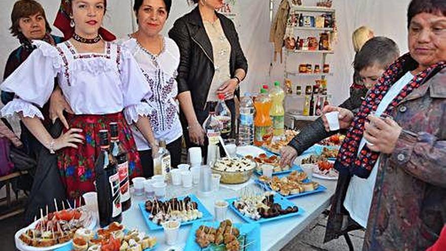 La Plaza Mayor acoge muestra de indumentarias y gastronomía de distintas países