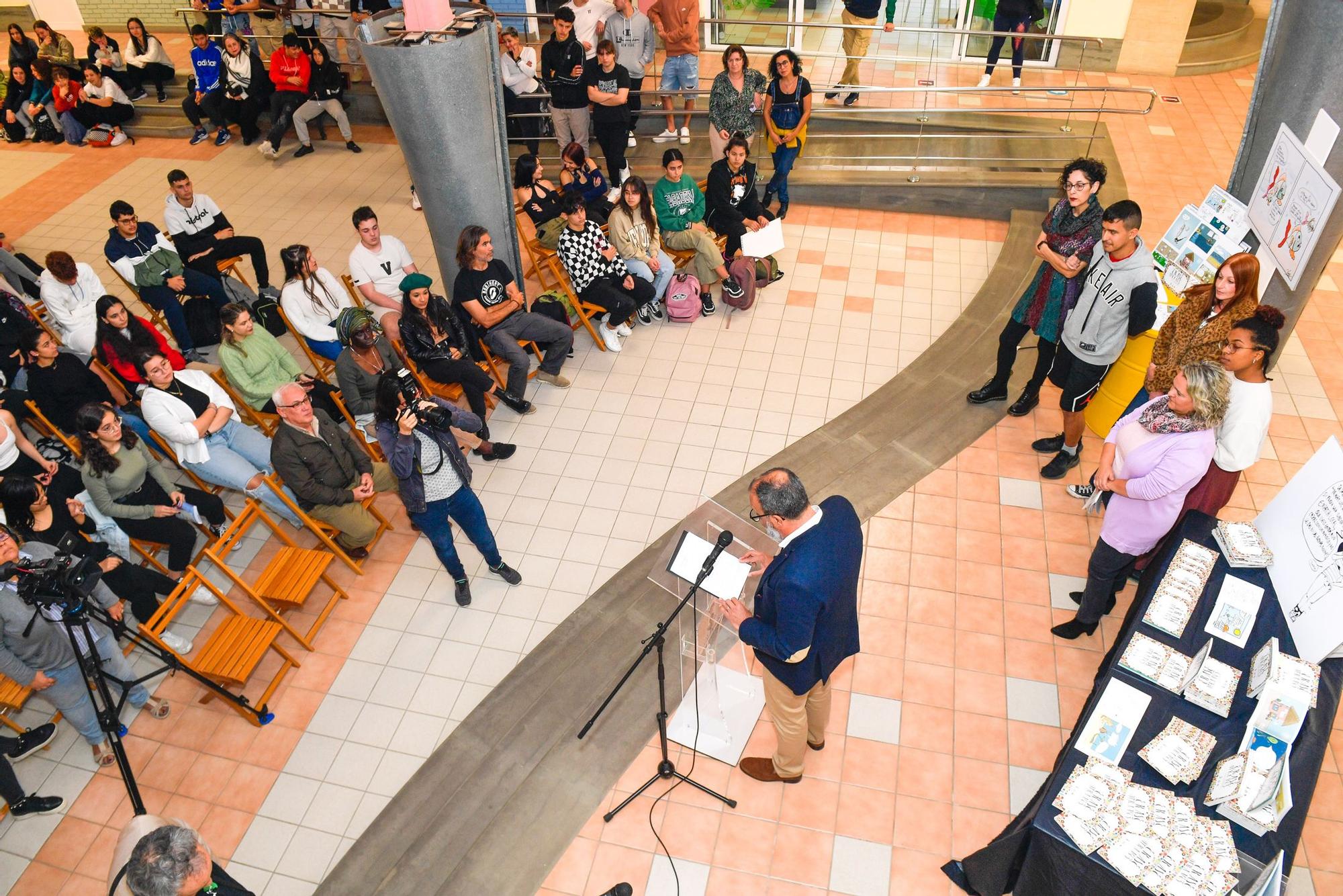 Alumnos de seis centros educativos de Santa Lucía hacen un libro de viñetas