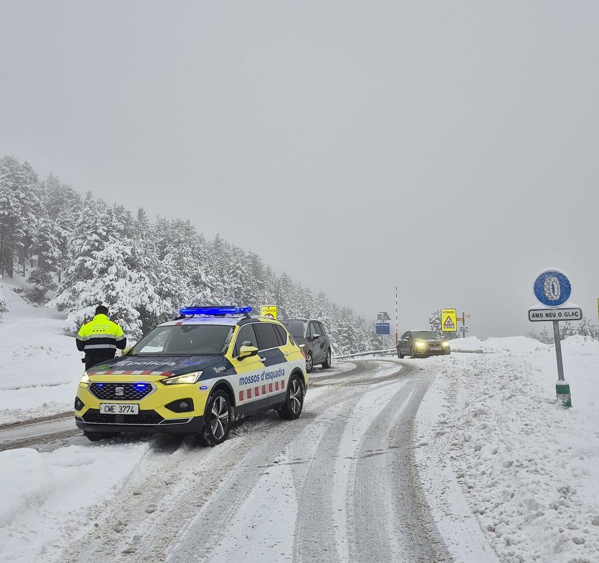 Una carretera afectada per la neu a Catalunya