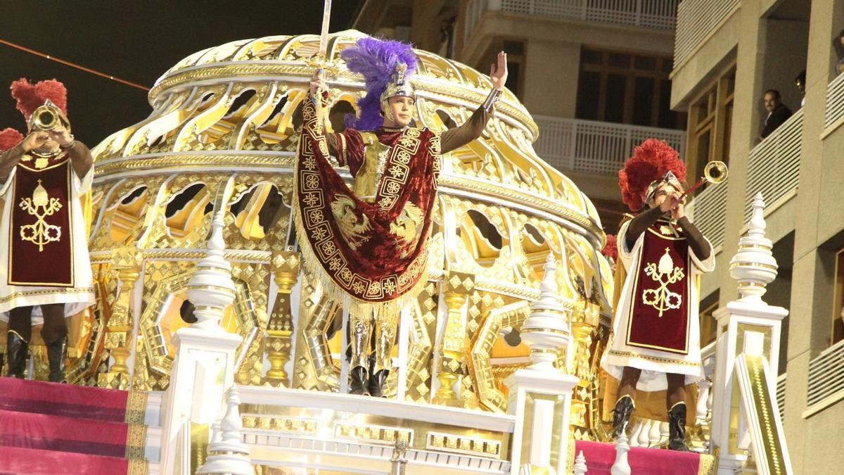 Luis González Navarro, en lo más alto de la carroza del Triunfo del Cristianismo, encarnando al ángel victorioso.