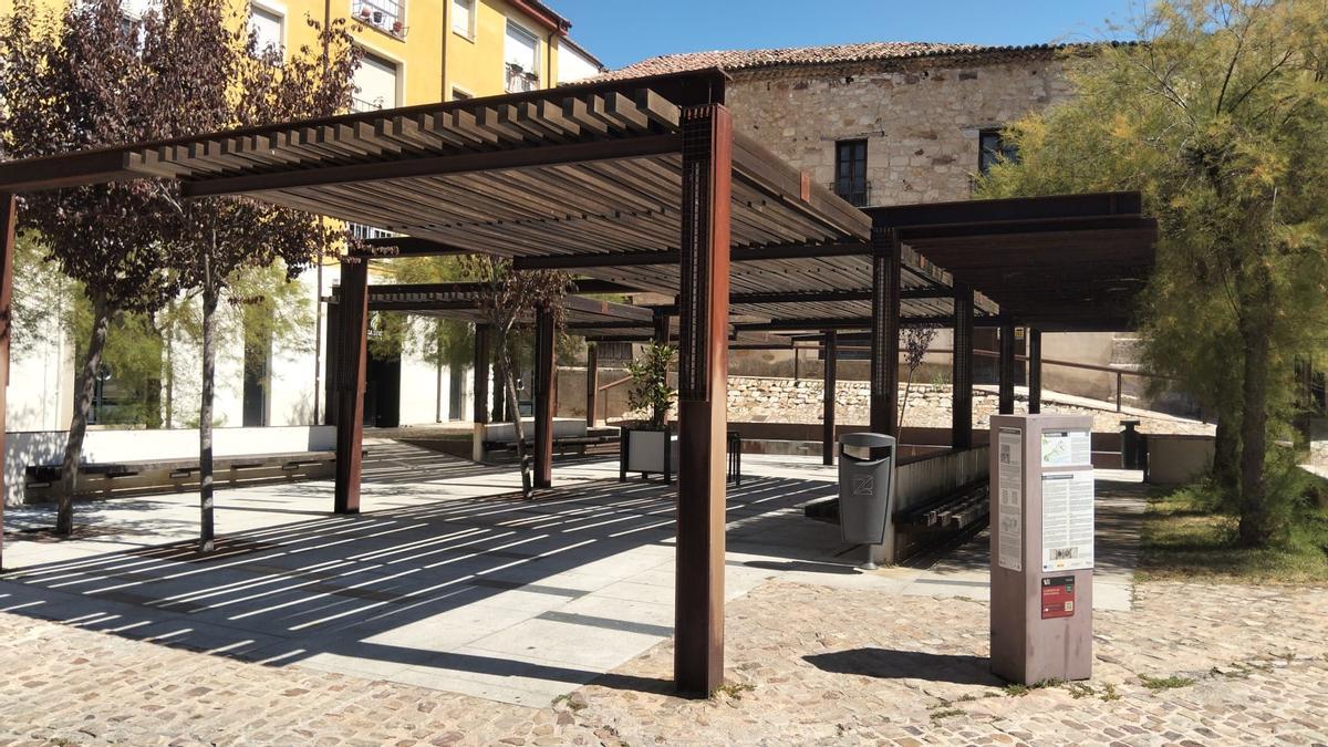 Plaza de la Leña, diseñada como centro de recepción de los turistas.