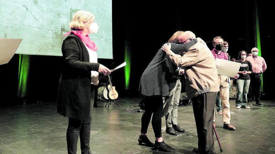 Francina Armengol abrazando a un familiar de una víctima de la represión franquista. | MANU MIELNIEZUK