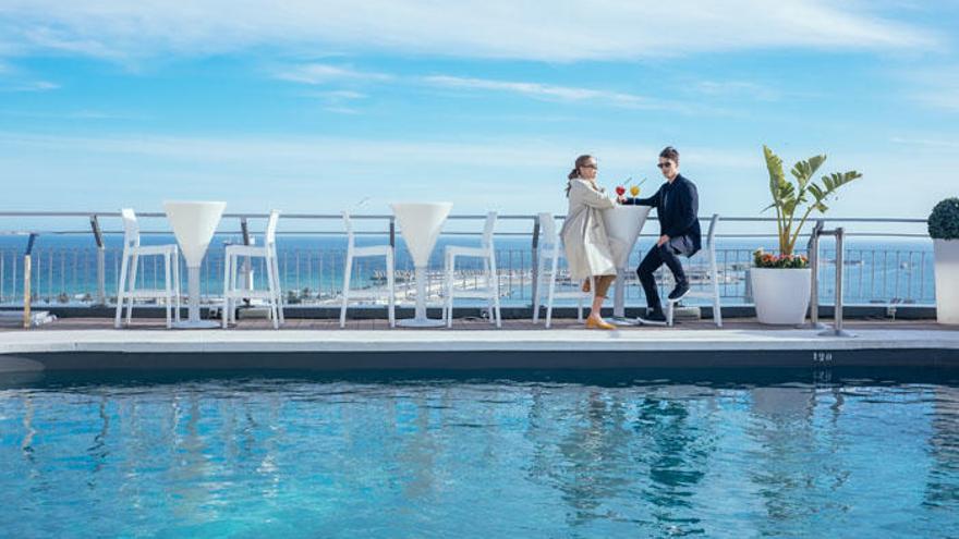 La terraza del hotel AC Málaga Palacio cuenta con la piscina más antigua de las azoteas del centro .