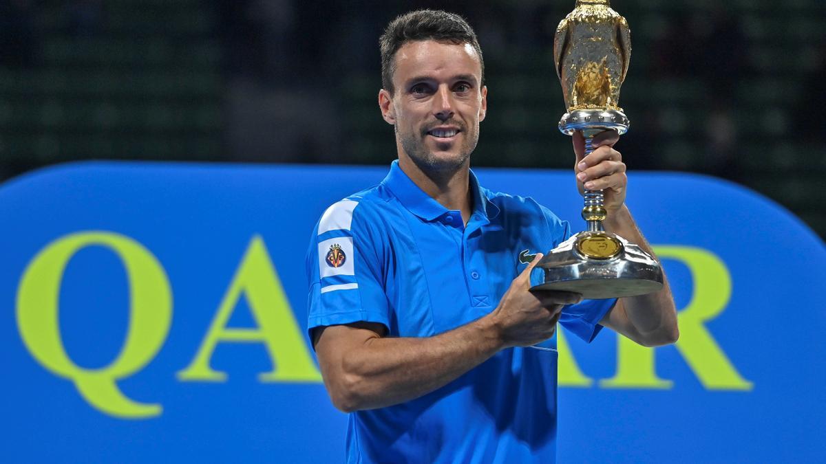 Bautista, con el trofeo de campeón en Doha