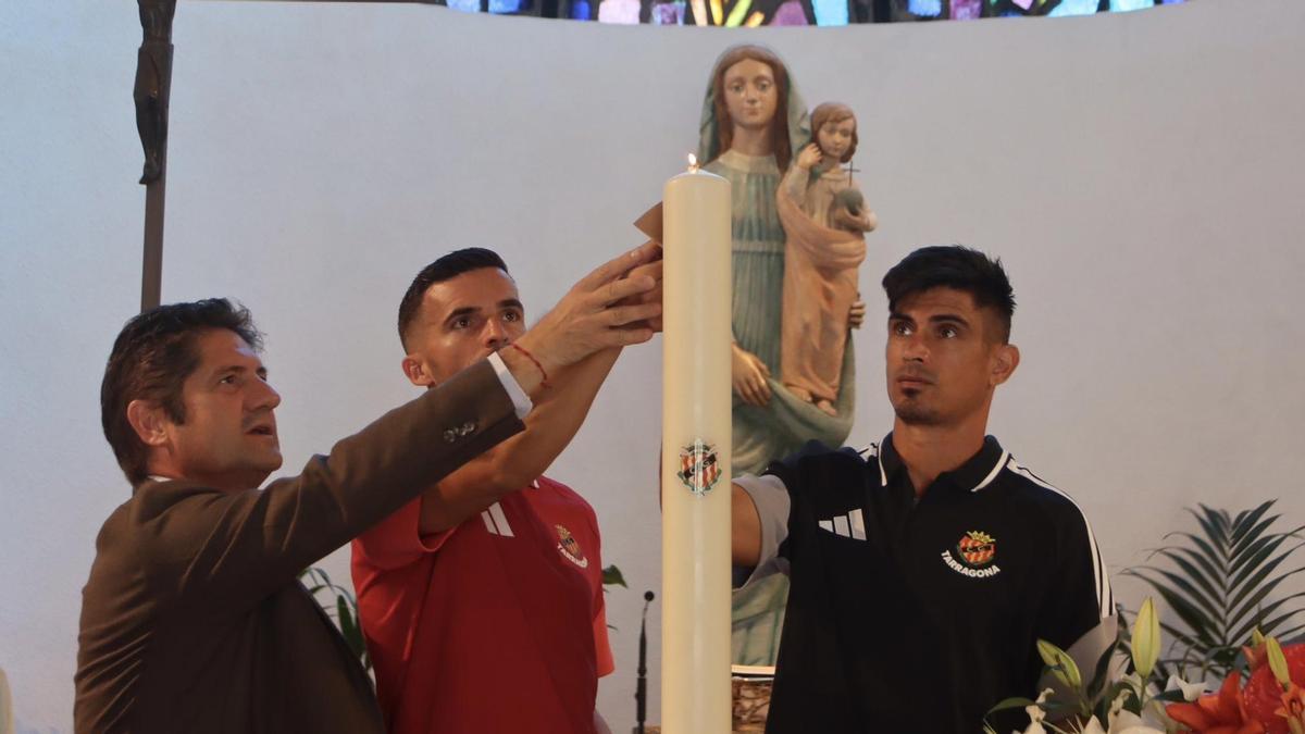 Xisco Campos (derecha), junto al capitán y el presidente del Nástic, Manel Royo y Lluís Fábregas, en el Santuario de Loreto este viernes.