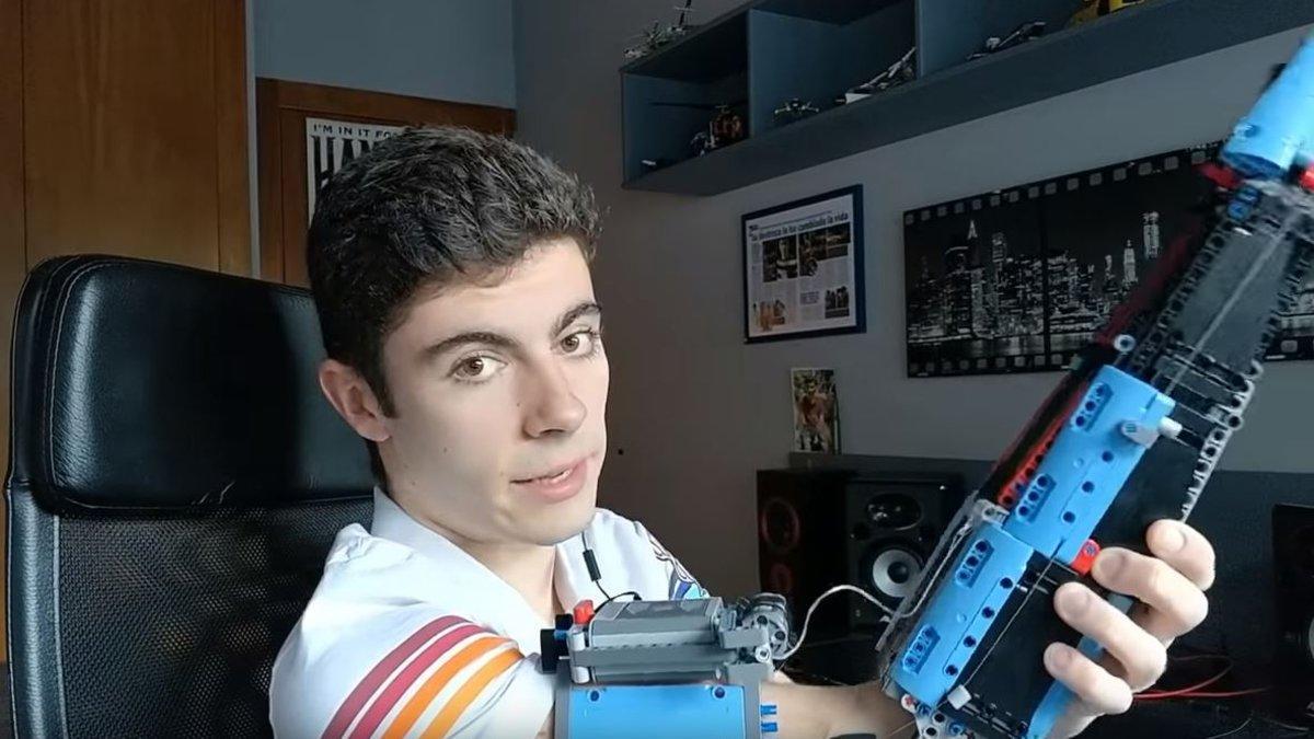 Fotograma del vídeo en el que David Aguilar muestra su nuevo brazo de Lego