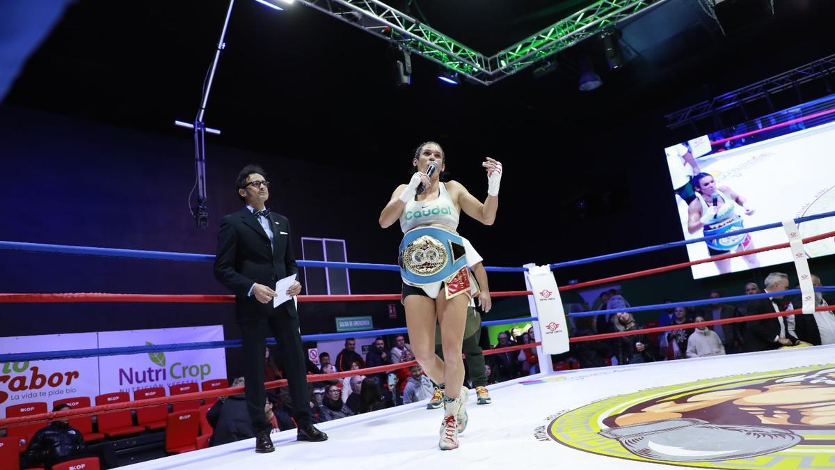 La púgil Mari Carmen Romero, celebrando su victoria en el IBF Latino