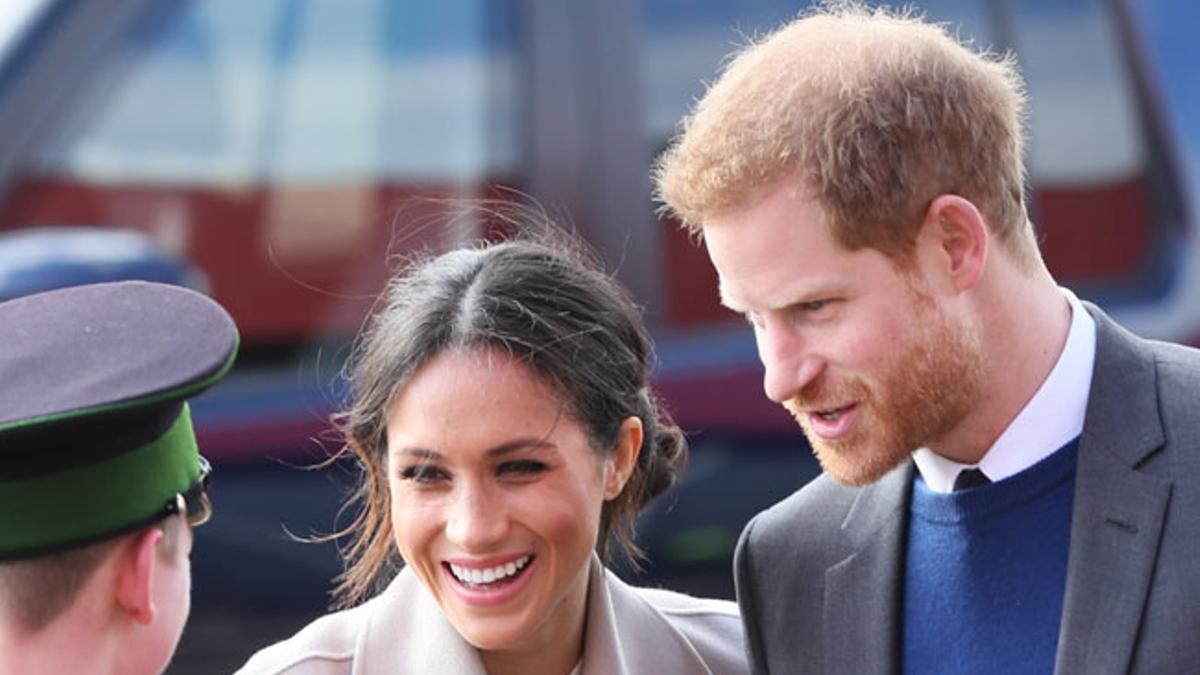 Meghan Markle con abrigo en color crema y moño deshecho