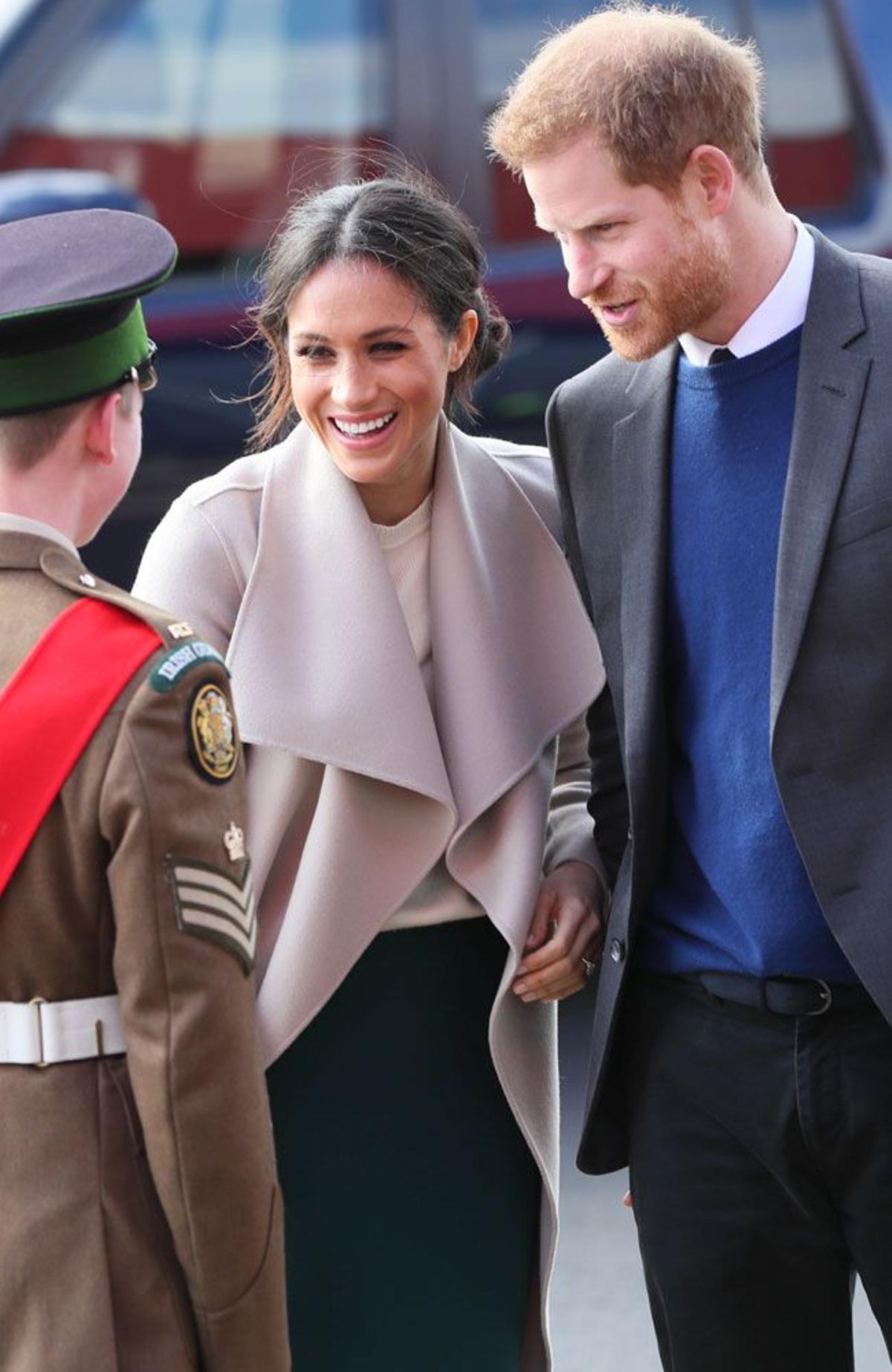 Meghan Markle con abrigo en color crema y moño deshecho