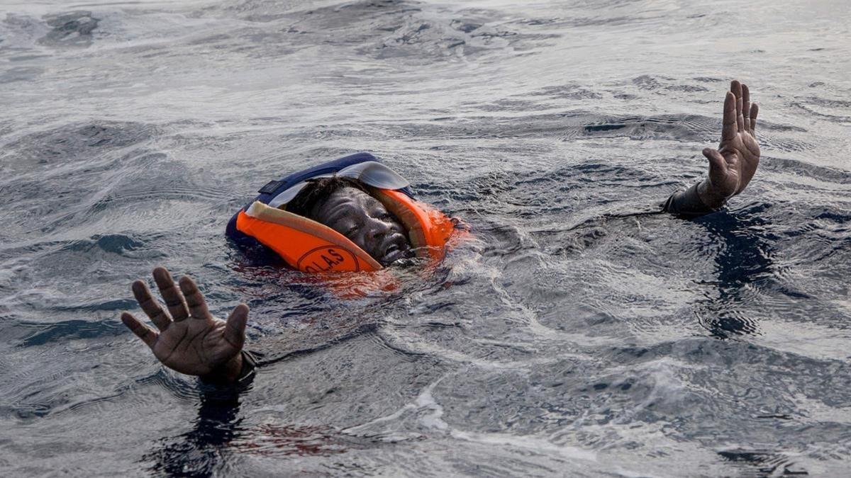 zentauroepp40848951 topshot   a migrant tries to board a boat of the german ngo 180711180905