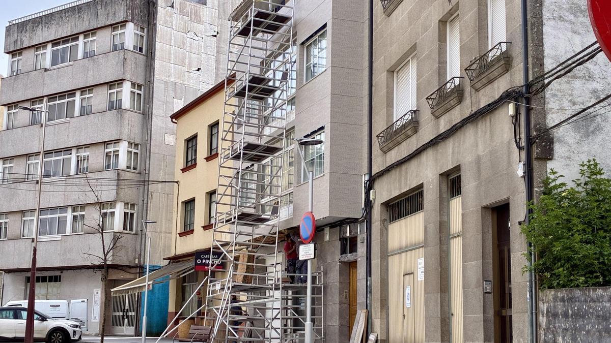 Rehabiltación de la fachada de un edificio en la calle Areal de Lalín.