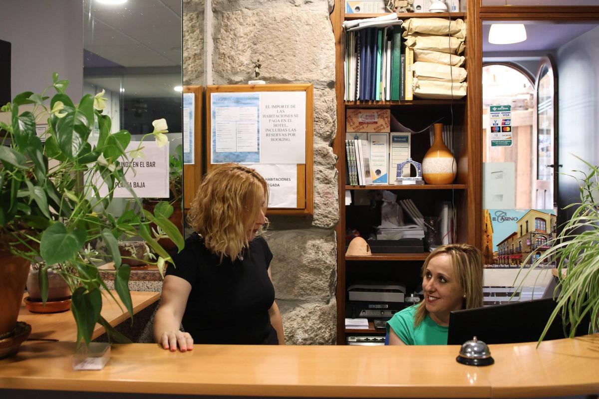 Cristina y Sara Veloso que regantan el Antiguo Casino de Fermoselle