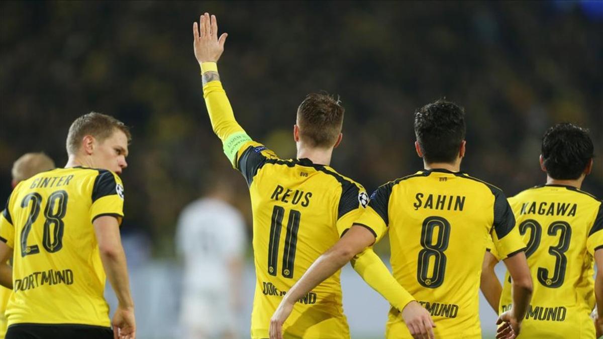 Marco Reus celebra un gol junto a sus compañeros