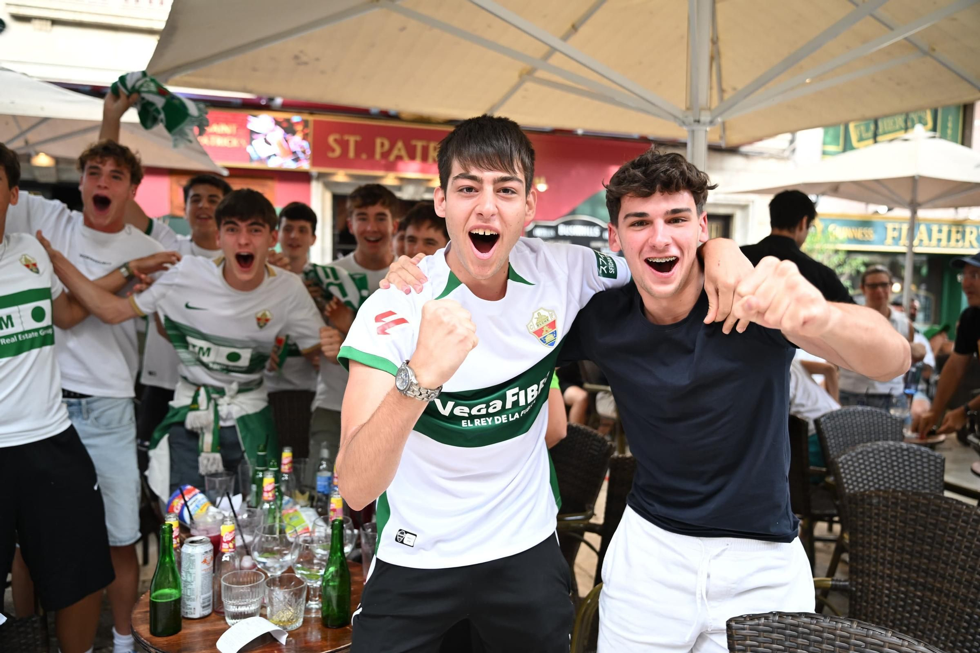 Terrazas llenas y nervios a flor de piel en el centro de Elche para ver el partido