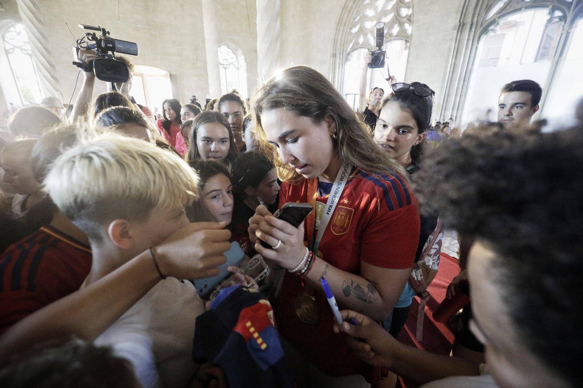 So zelebrierte Palma die Ankunft der Fußballweltmeisterinnen Mariona Caldentey und Cata Coll