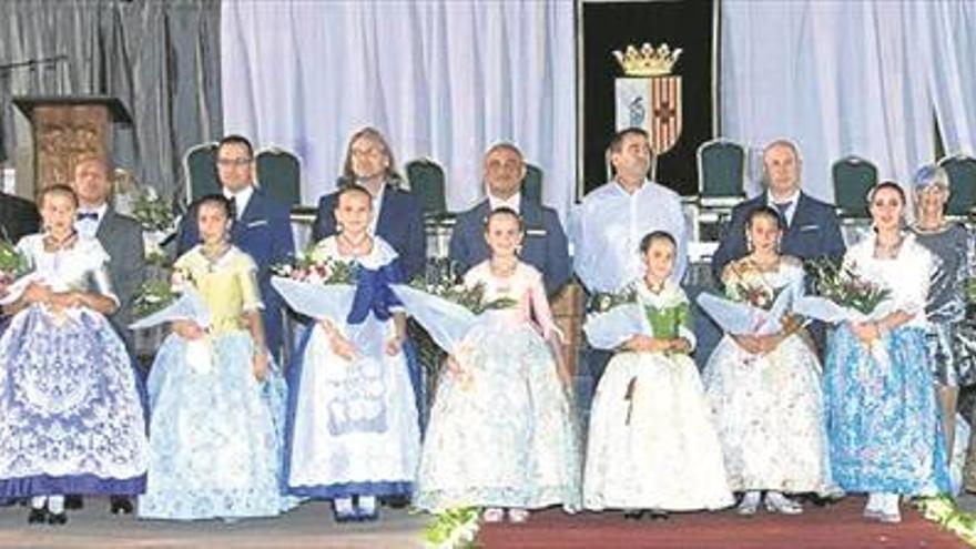 Sant Mateu ‘abraza’ sus tradiciones con el colorido desfile de carrozas