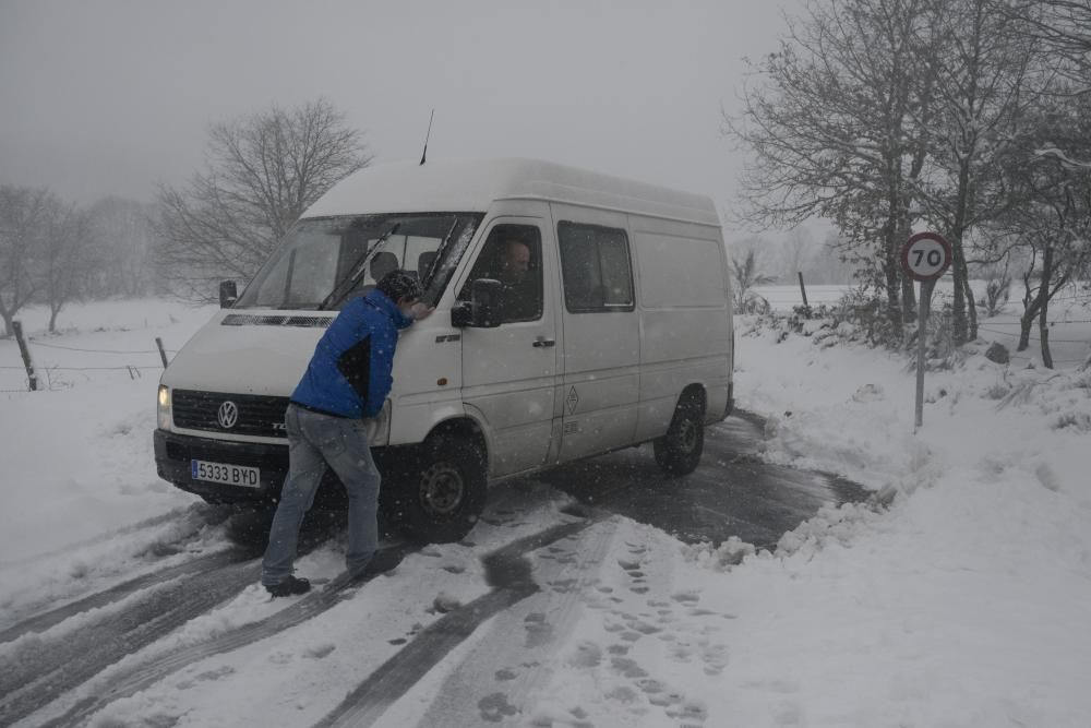 La nieve complica la circulación en las zonas altas de Ourense