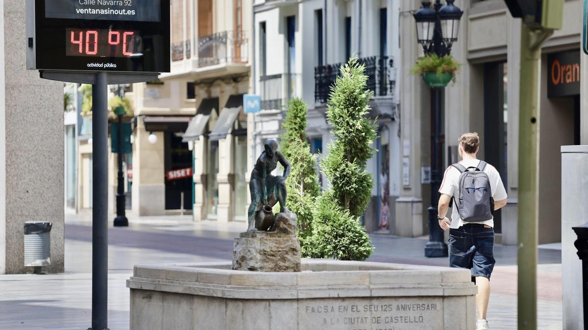 Un joven camina por el centro de Castellón en un día de calor extremo este verano.